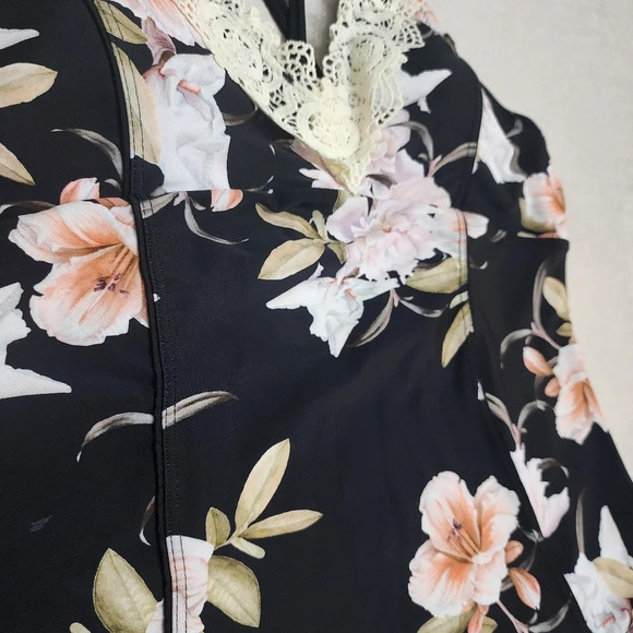 Cupshe size LX onepice lace v nick adjustable straps cross back beach vacation - Picture 4 of 8